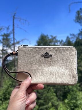 COACH White/Pink Pebbled Leather Wristlet
Wallet Gunmetal Hardware AUTHENTIC